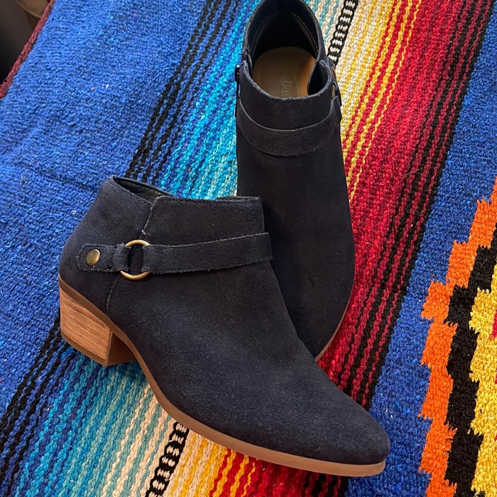 Bass Ankle Boots Women’s Size 9, Dark Blue Suede. Pre-owned, great condition.